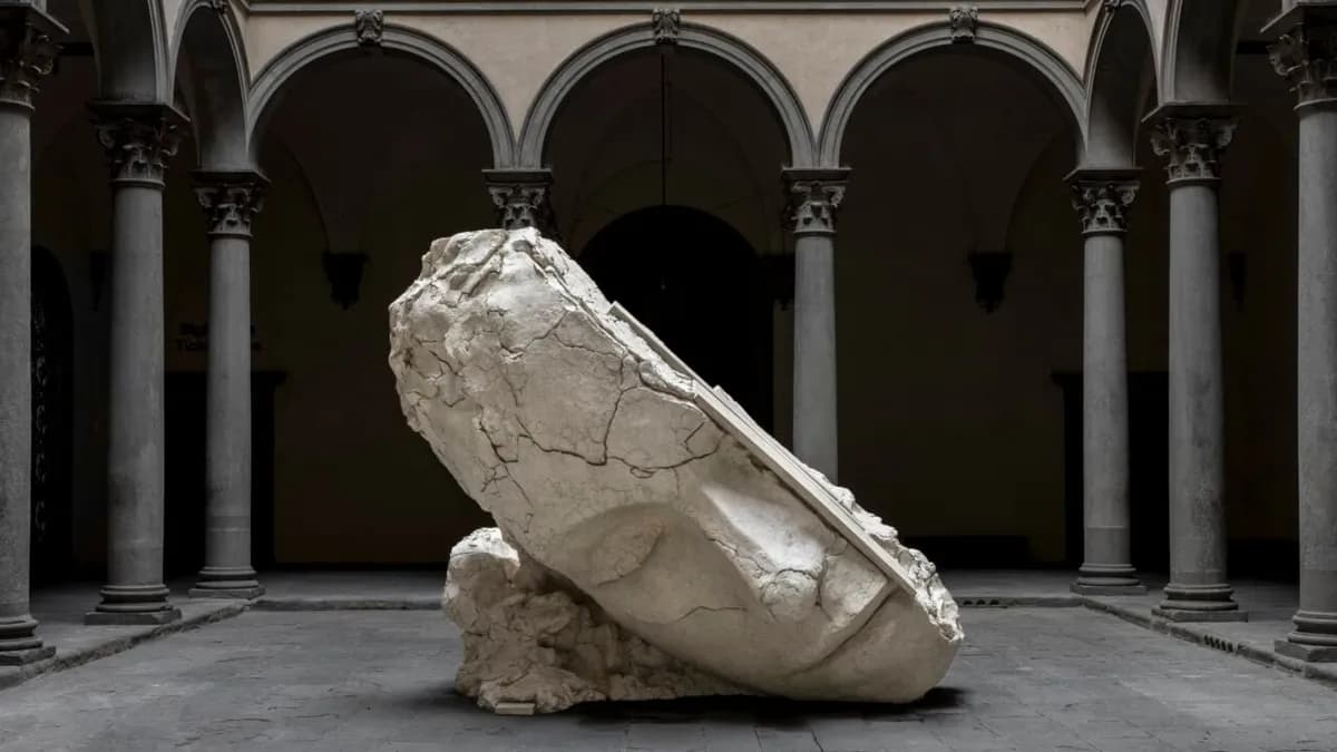 Mark Manders presenta su instalación en Palazzo Strozzi