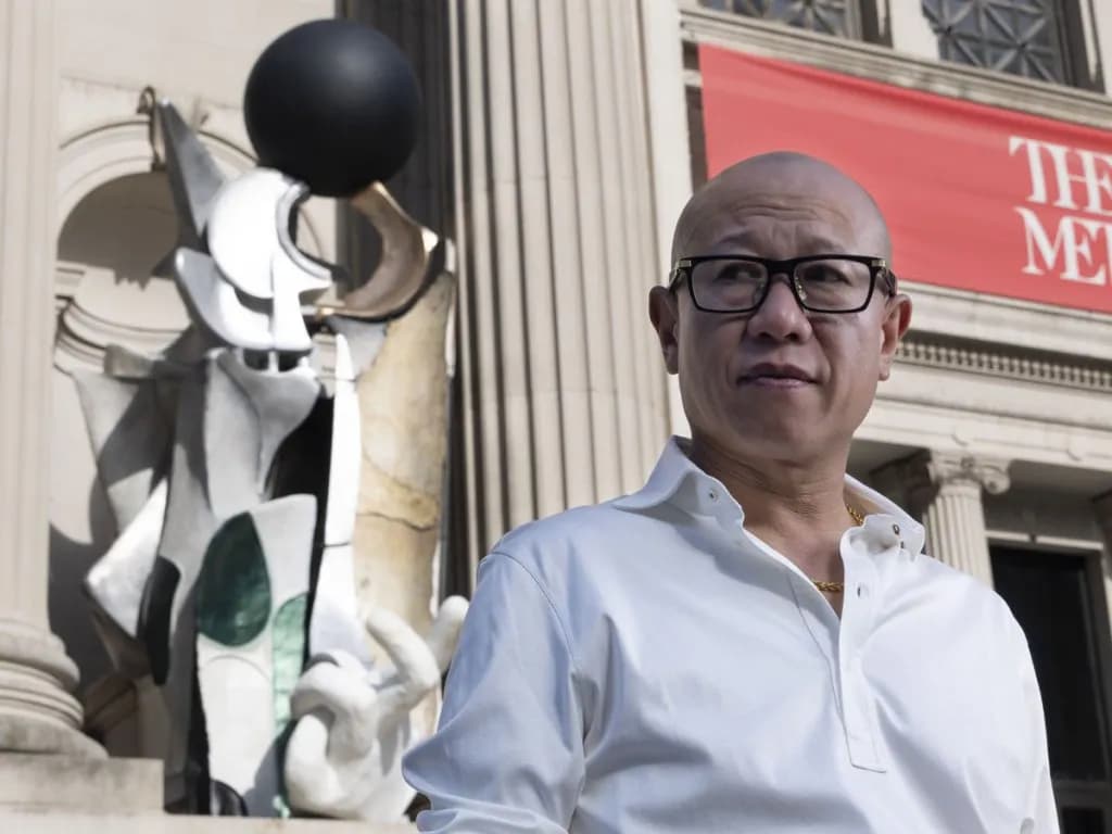 Las esculturas fragmentadas de Liu Wei ocupan la fachada del Museo Metropolitano de Arte