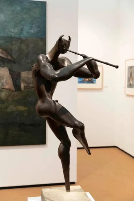 La escultura del fauno desnudo de Bahman Mohassess se exhibe en Frieze Masters